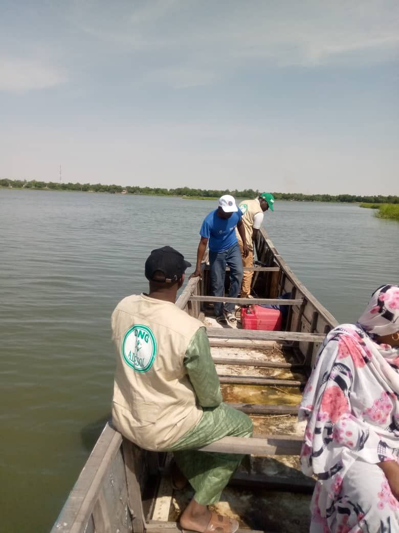 Mission de terrain en pirogue sur le Lac