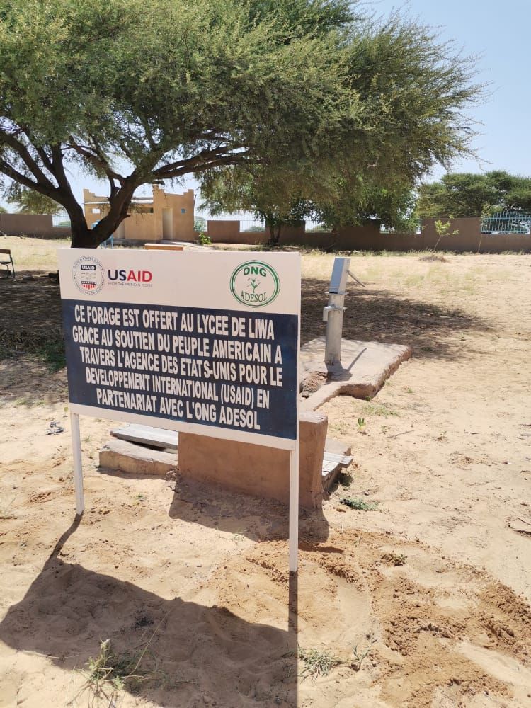 Panneau du forage offert au lycée de Liwa par USAID en partenariat avec l'ONG ADESOL